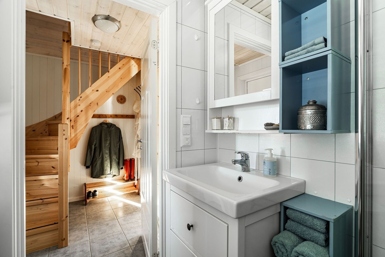 Badet er utstyrt med dusjhjørne, innredning med servant, opplegg for vaskemaskin og toalett. Vaskemaskin kan medfølge handelen. Galleribilde