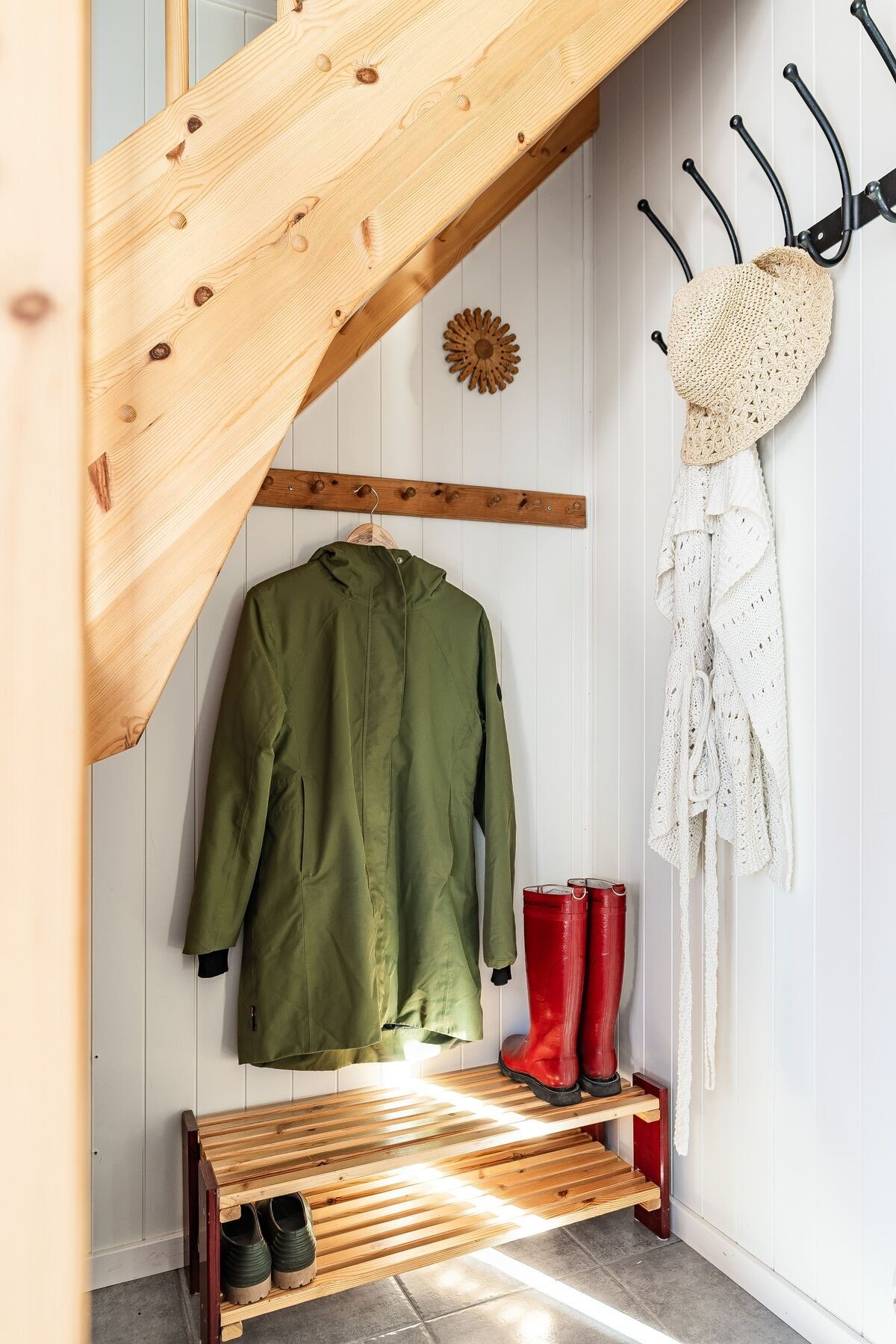 Flott gang med varme i gulv og plass til å henge fra seg yttertøy og sko. Galleribilde