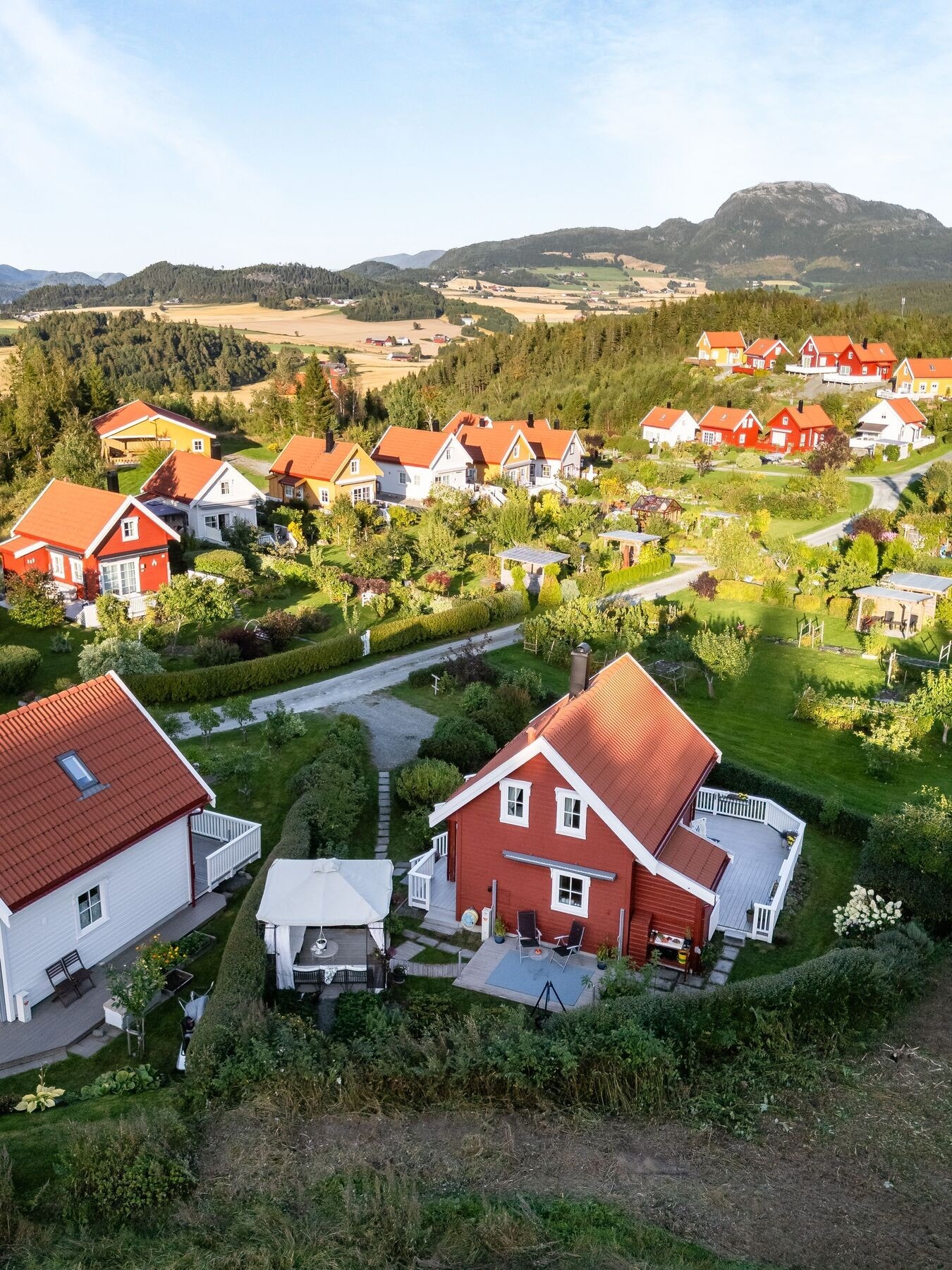 Herlig utsikt mot Forbordsfjellet som byr på en rekke turmuligheter. Galleribilde