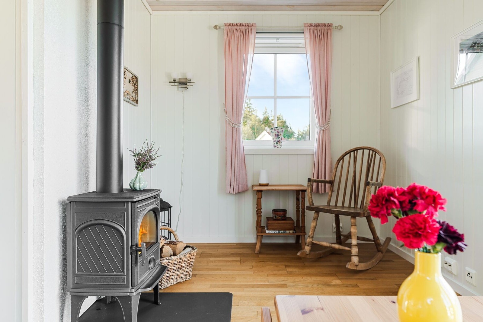 Boligen oppvarmes av en sentralt plassert vedovn som sørger for god varme gjennom vinterhalvåret. Galleribilde