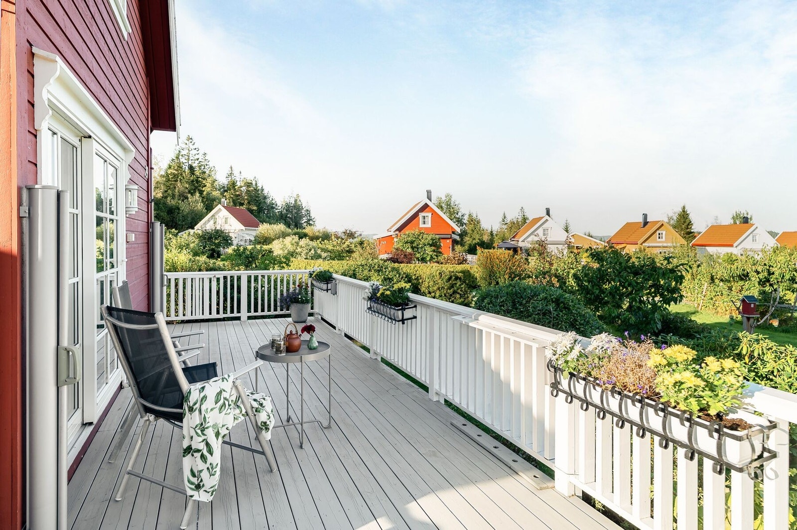 Terrassen er på hele 45 m² og strekker seg rundt store deler av hytta. Terrassen har fire praktiske uttrekkbare levegger. Galleribilde