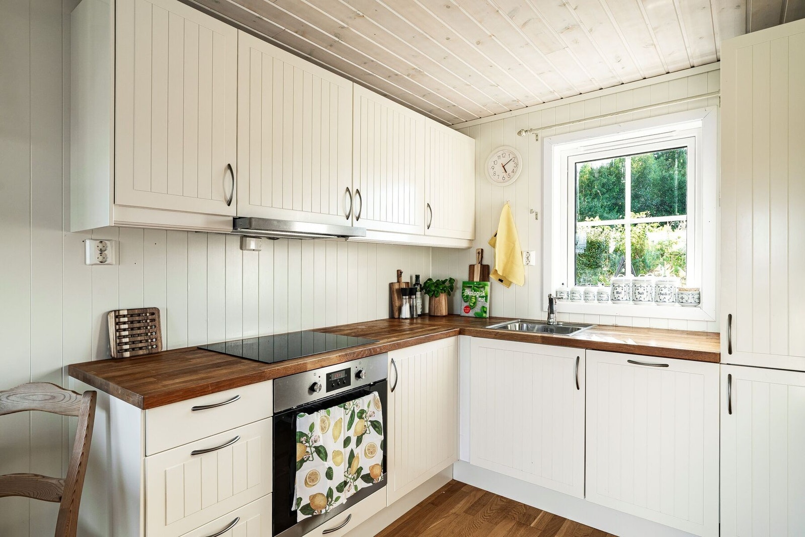 Kjøkkenet har integrert kombiskap, oppvaskmaskin, platetopp, stekeovn og ventilator. Disse medfølger handelen. Galleribilde