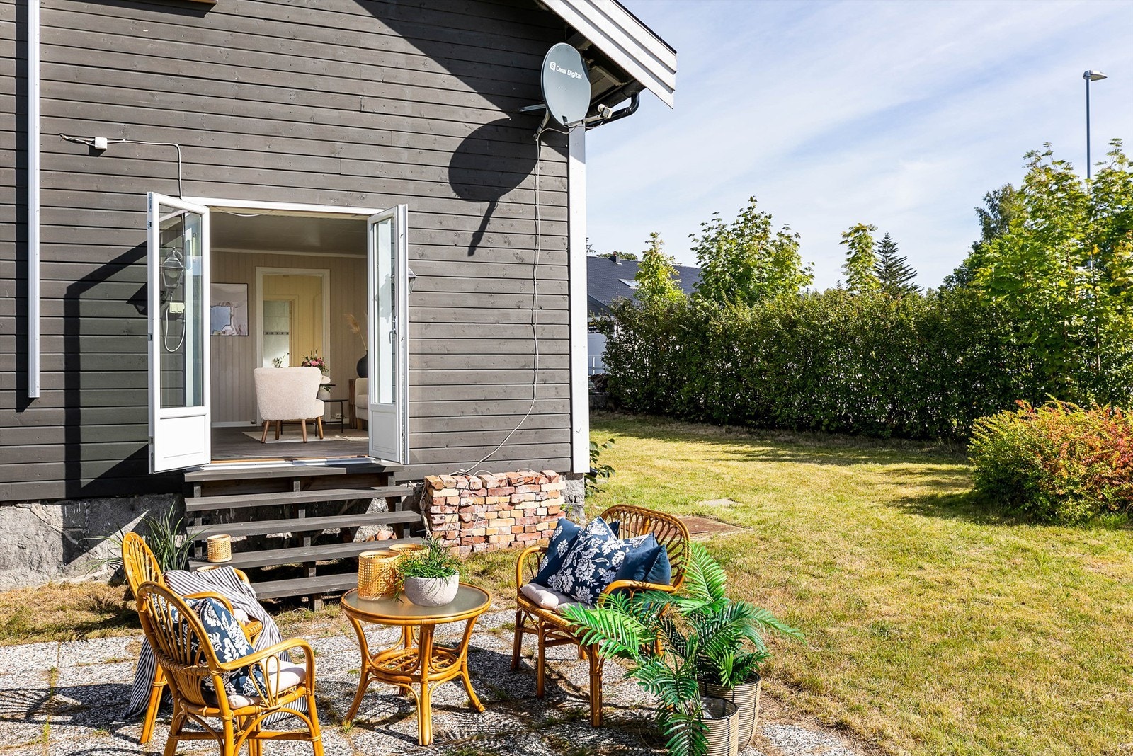 Hagen er solfylt dagen gjennom og har beplantning som begrenser innsyn. Galleribilde