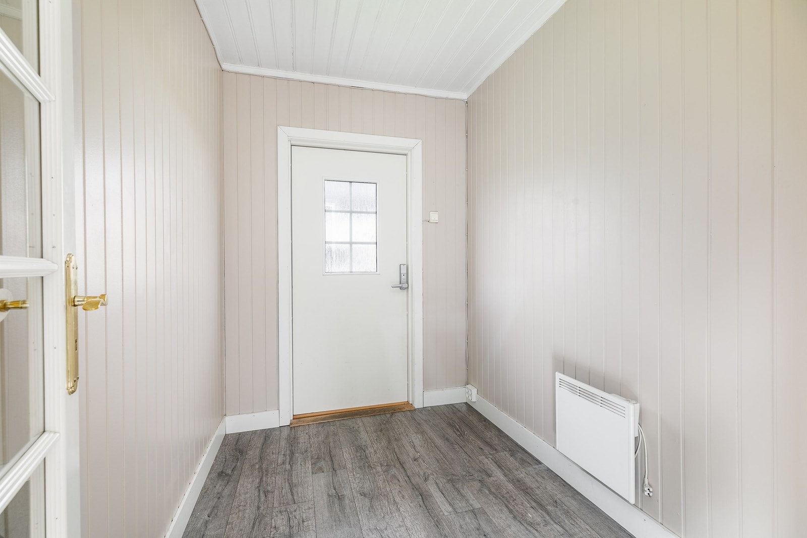 Også entreens vegger er nylig malt. Ytterdøren er av nyere dato og påmontert kodelås. Galleribilde