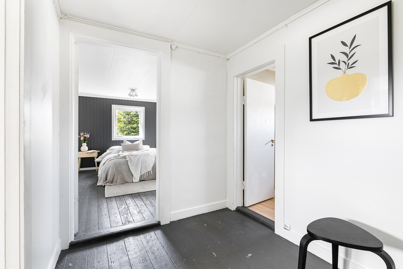 Malte tregulv med rustikk overflate minner om boligens alder. Galleribilde