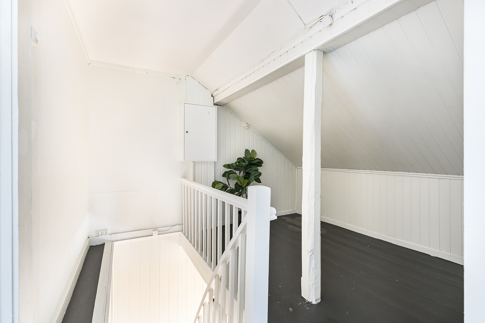 Boligens elektriske anlegg er oppgradert i senere år. Sikringsskapet finnes i gangen i andre etasje. Galleribilde