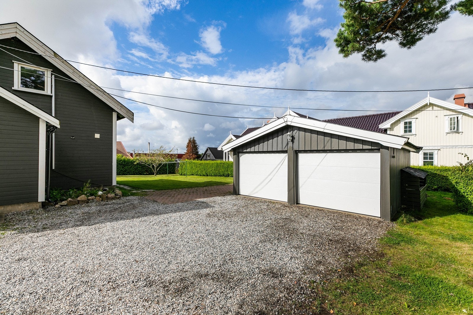 Garasjen er nylig oppgradert med nye leddporter. Galleribilde