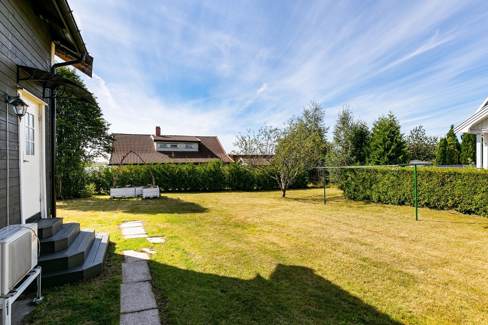 Tomten er i hovedsak planert og opparbeidet med en lettstelt hage. Galleribilde