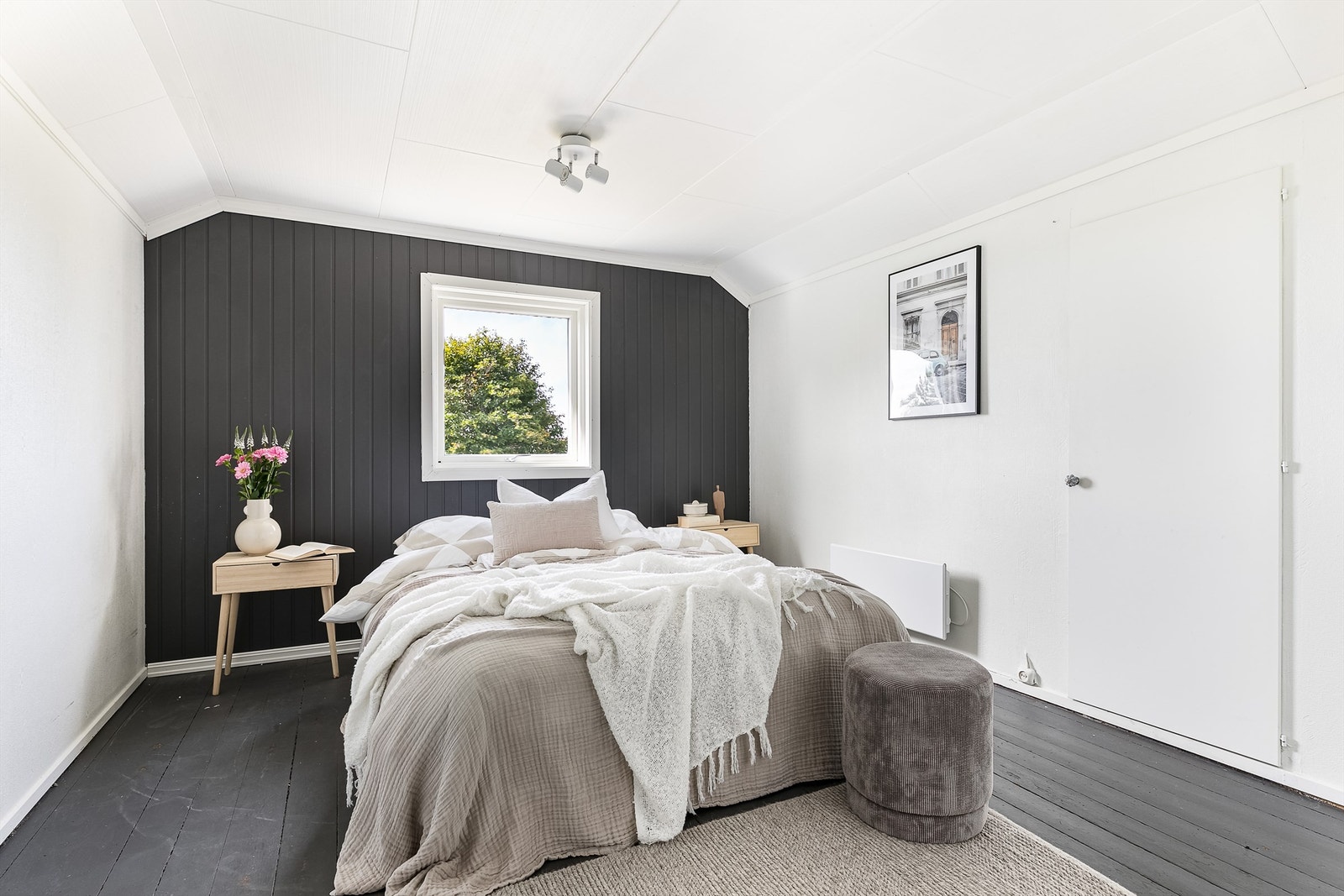 Blant soverommene i andre etasje er dette størst. Rommet har nesten 13 kvm. gulvflate samt kott/kneloft på begge sider. Galleribilde