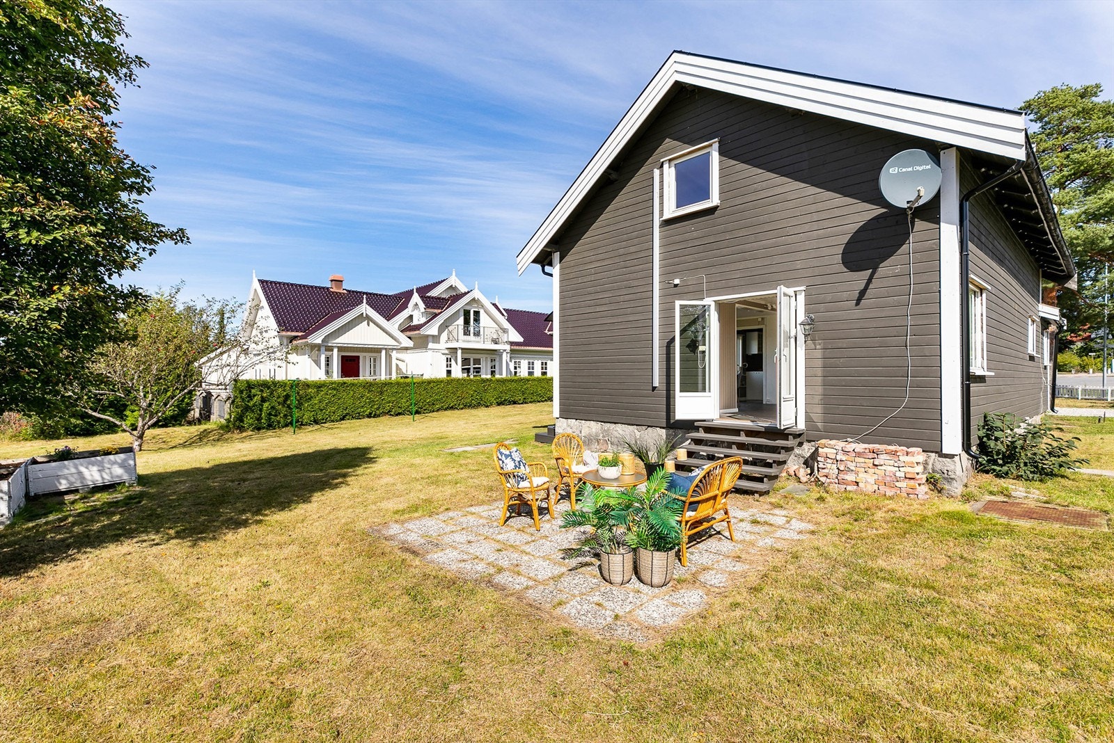 Kledningen ble skiftet ut i 2018, dører og vinduer er datert 2016 og 2017. Galleribilde