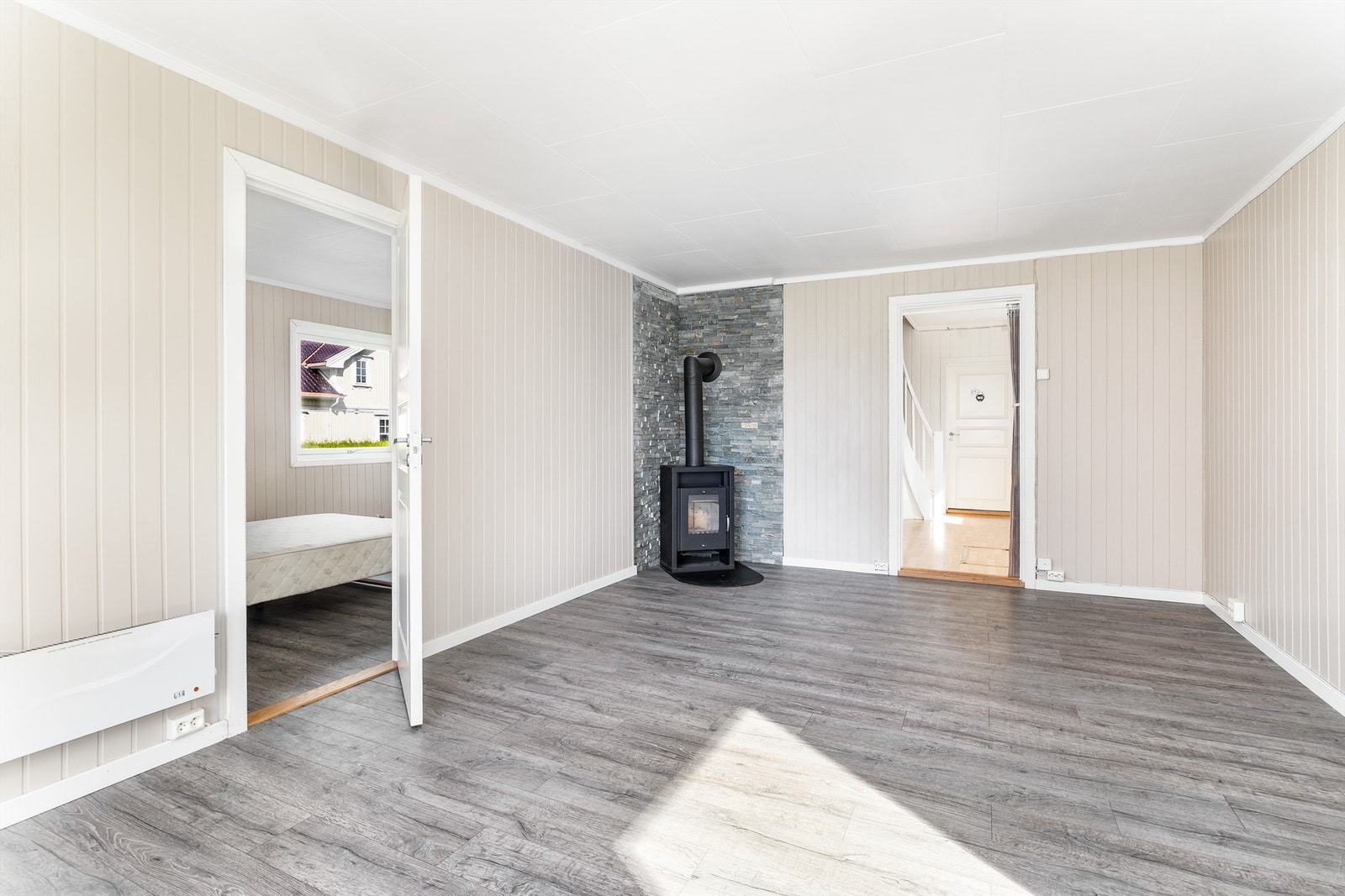 Ny innvendig delevegg ble satt opp i anledning etablering av det nye soverommet i første etasje. Malerarbeid er også utført. Galleribilde