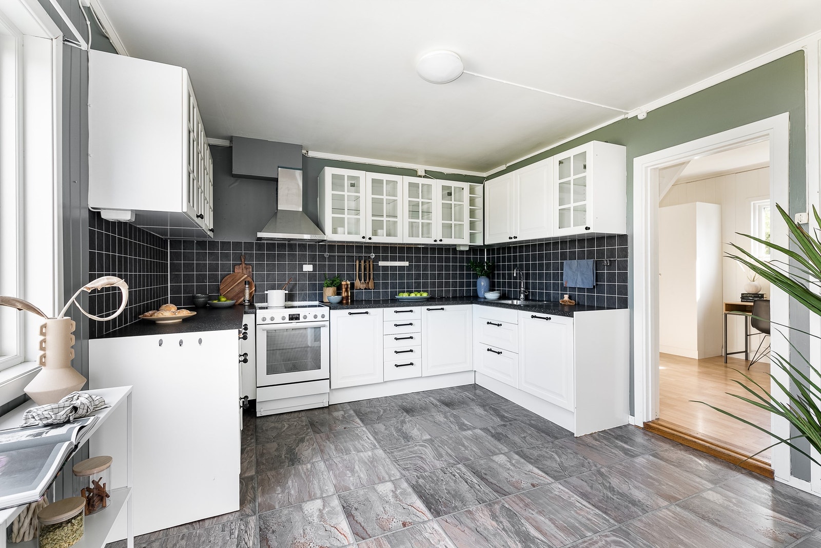 Kjøkkenet er i senere år oppgradert med ny innredning. Oppvaskmaskin er integrert. Galleribilde