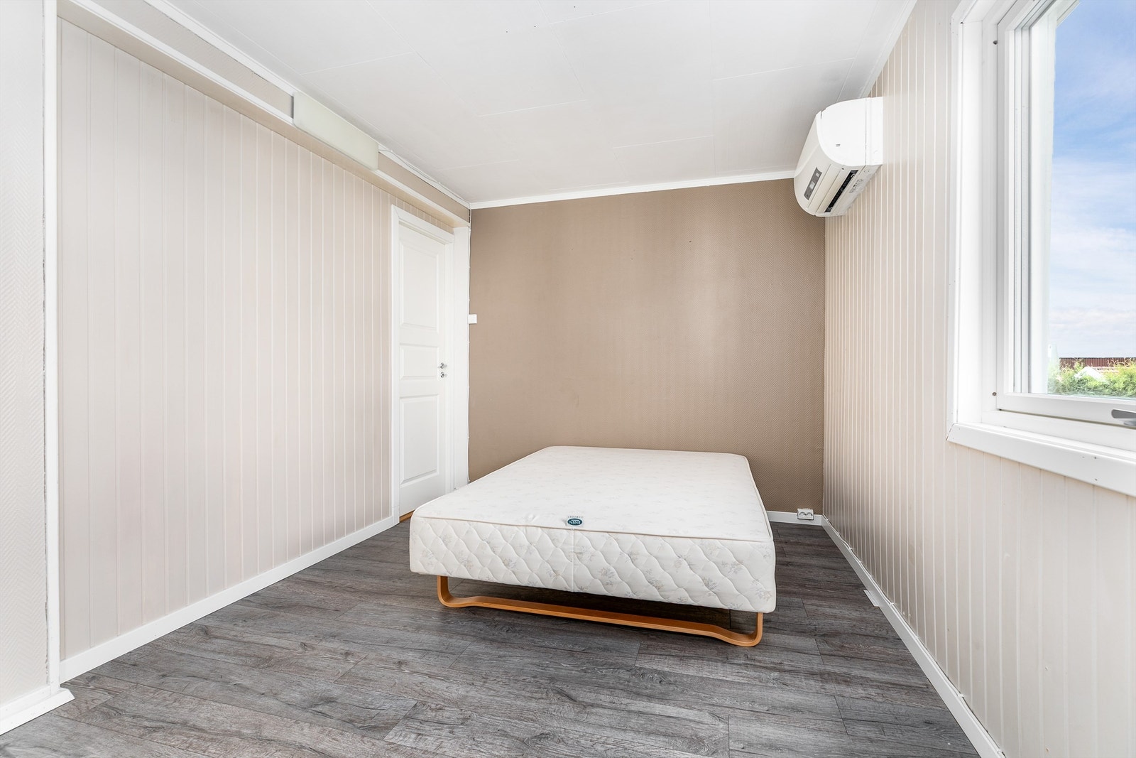 I stuen er vedovn montert, luft-luft varmepumpe er installert i det nye soverommet som tidligere utgjorde spisestuen. Galleribilde