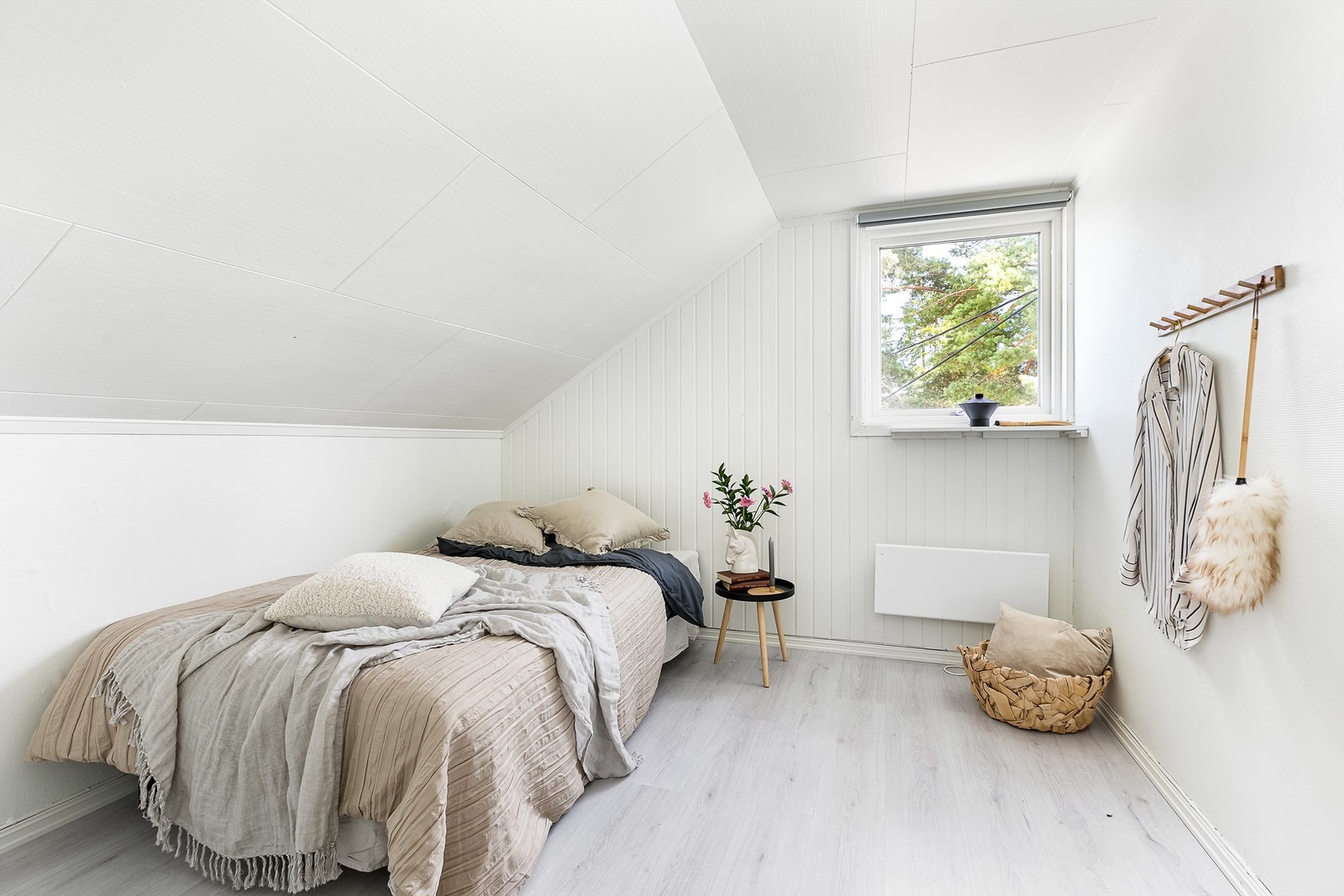 Med over 10 kvm. gulvflate er soverom II i andre etasje et velfungerende barnerom. Galleribilde