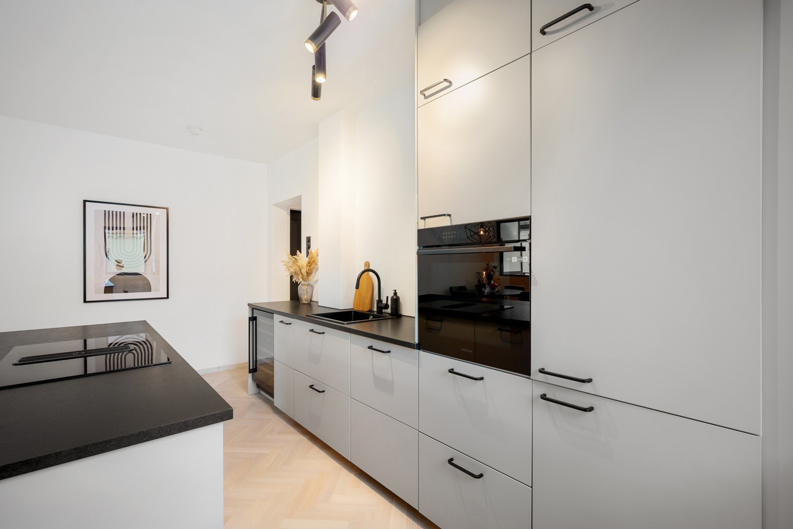 Kjøkkeninnredning fra 2023 med lyse, glatte fronter og kjøkkenøy Galleribilde