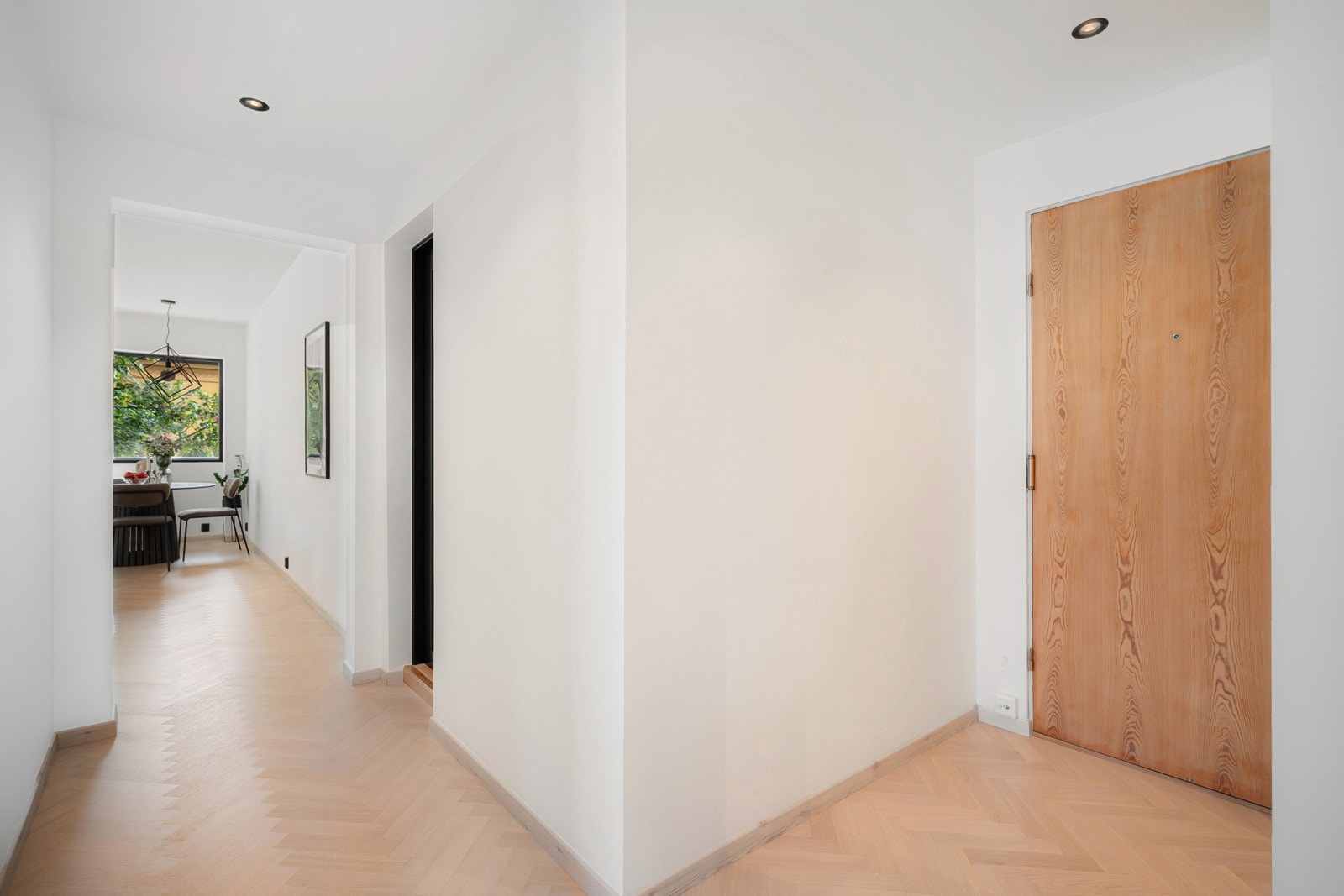 Fiskebensparkett (2023) og malte glatte vegger Galleribilde