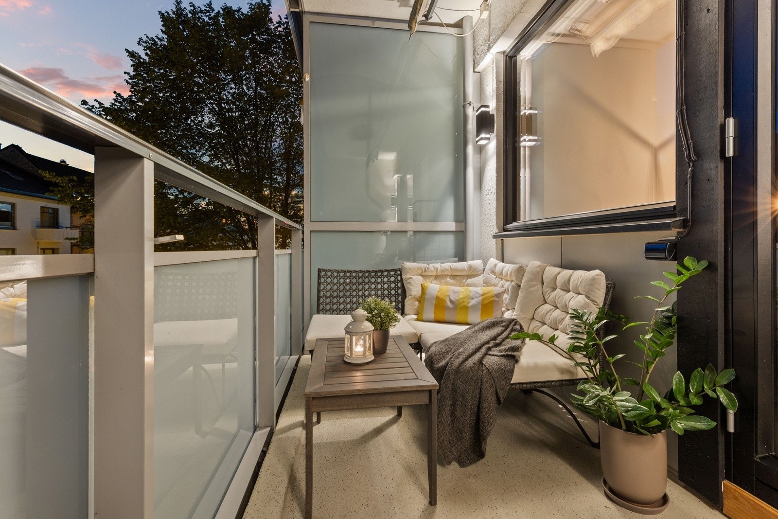 Det er to overbygde balkonger i leiligheten - Denne har markise, belysning og el-uttak Galleribilde