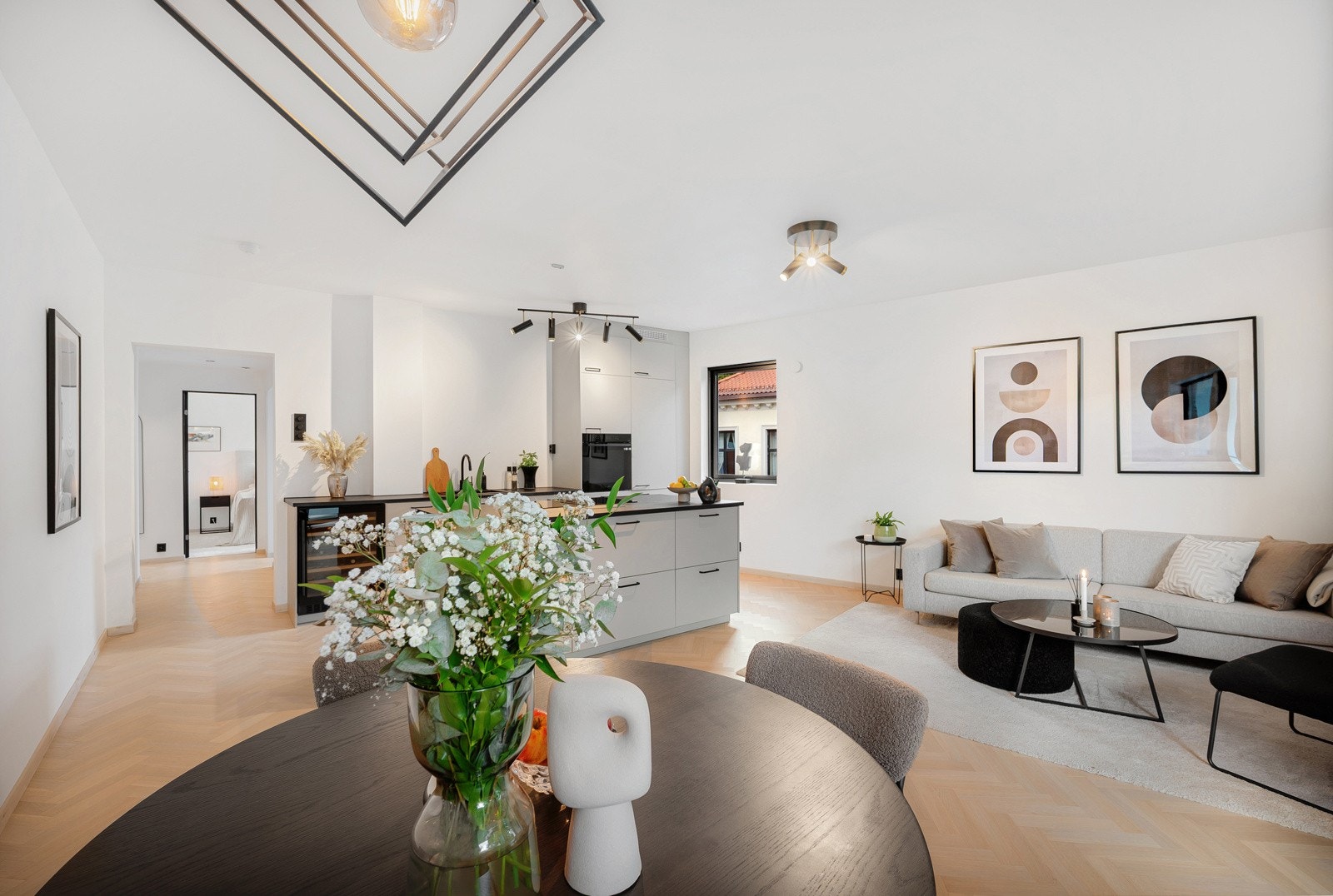 I 2023 ble leiligheten omfattende oppgradert med moderne materialvalg, gjennomgående kvalitetsløsninger og et helhetlig uttrykk som kombinerer funksjonalitet og eleganse Galleribilde