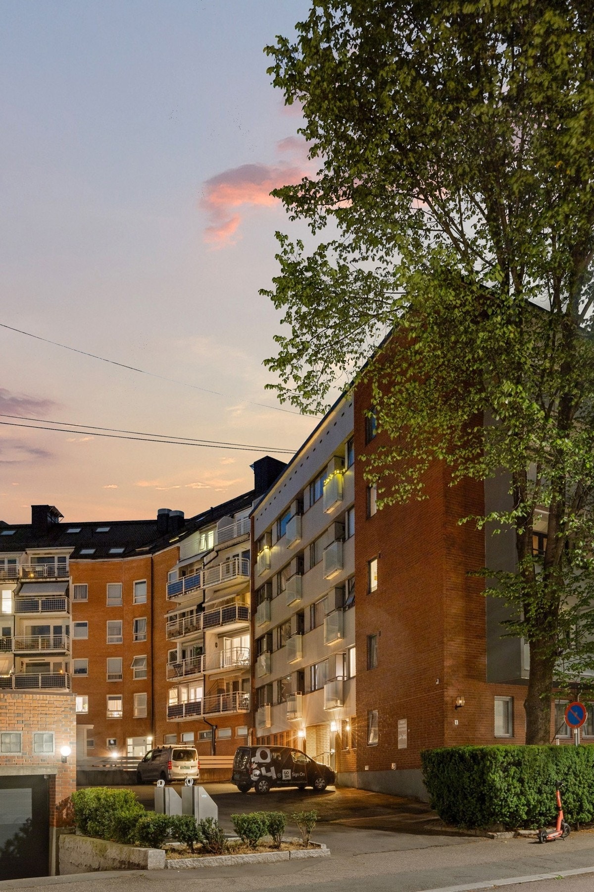 Parkering i bakgård etter venteliste. Galleribilde