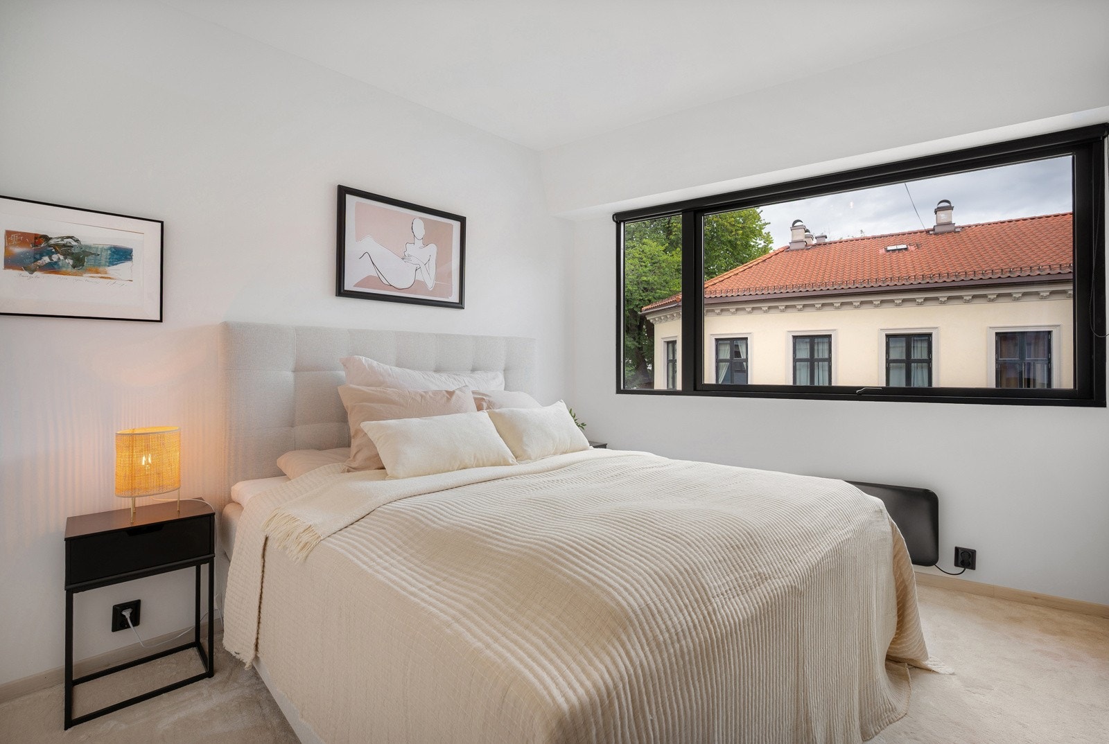 Lunt og romslig soverom med teppegulv Galleribilde