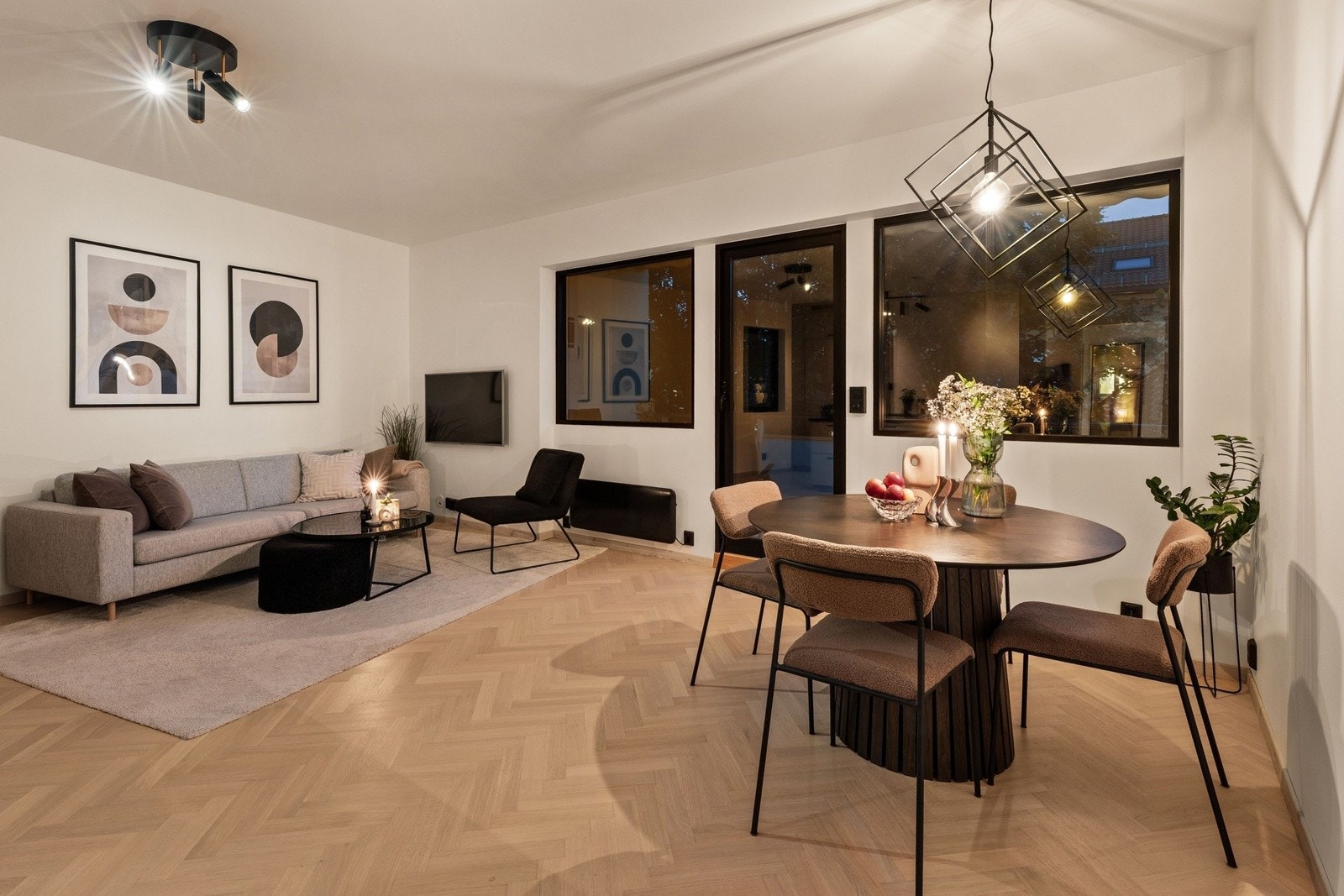 Stue, spisestue og kjøkken med lekker fiskebensparkett - Stilrent og gjennomgående utrykk, farge- og materialvalg Galleribilde