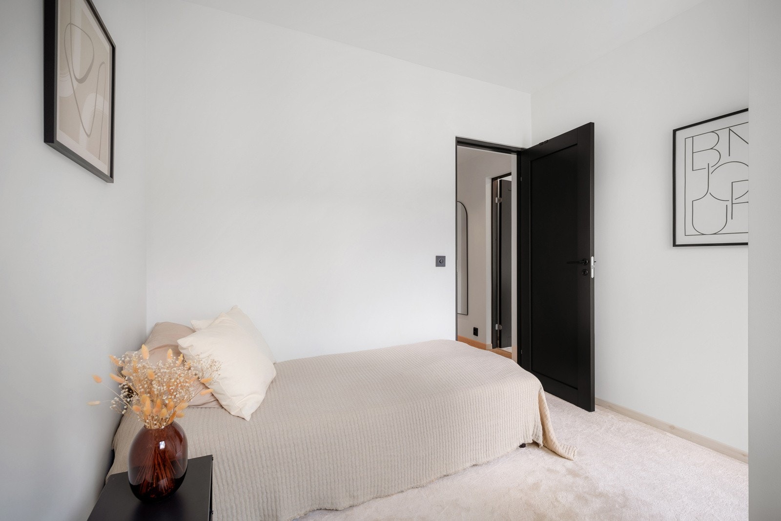 Det er to fine soverom i leiligheten - Pusset opp i lik utførelse som resten av leiligheten Galleribilde