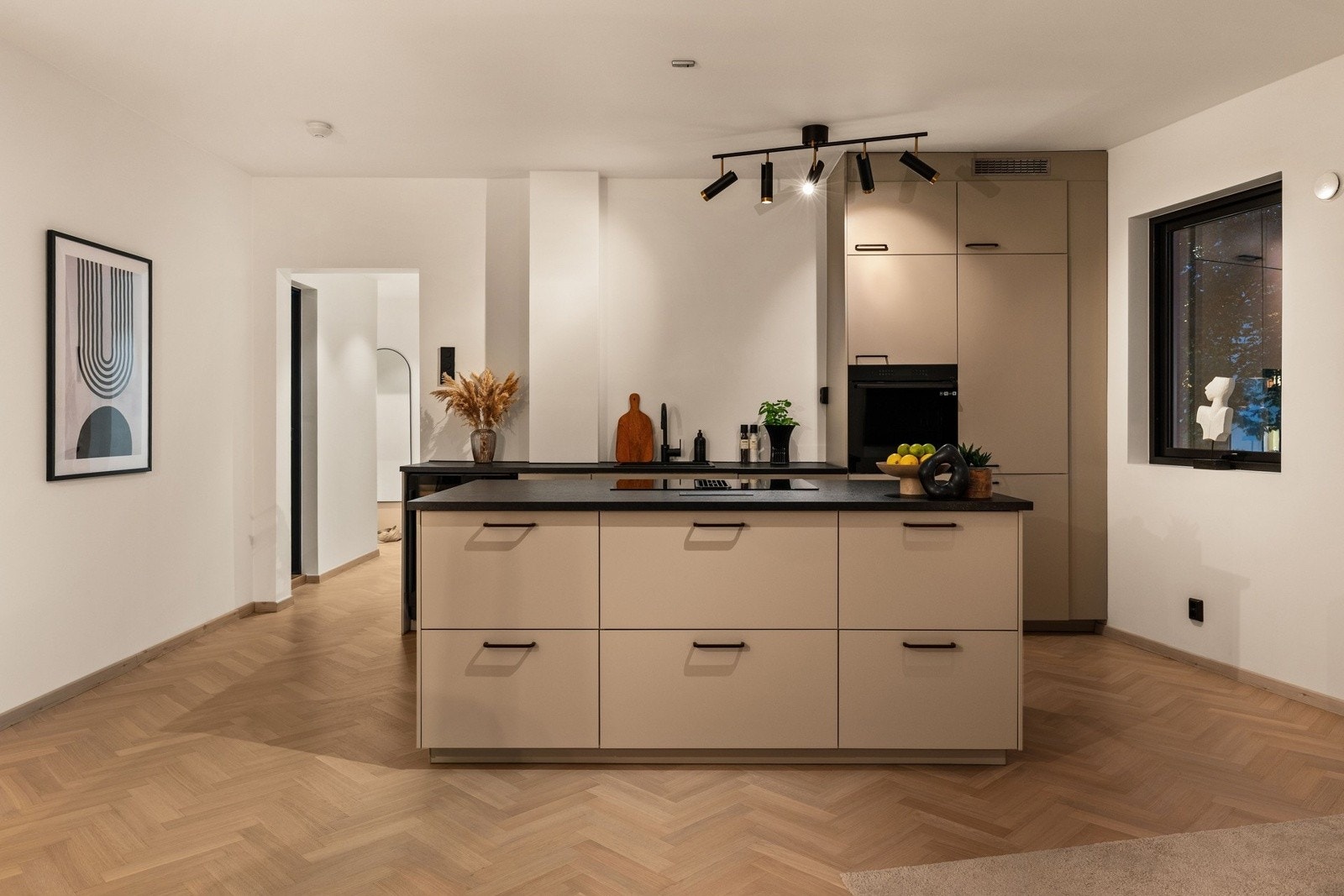 Kjøkkeninnredning fra 2023 med lyse, glatte fronter og kjøkkenøy Galleribilde