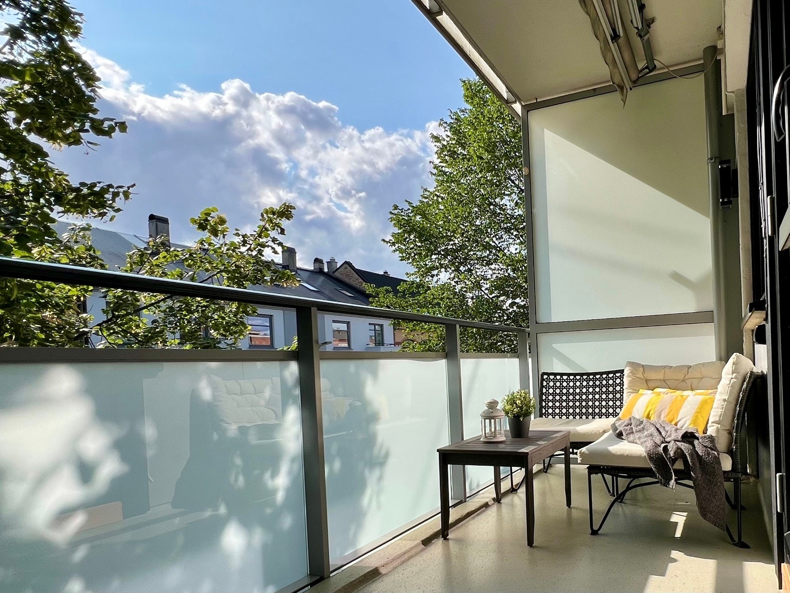Det er to overbygde balkonger i leiligheten - Begge med svært gode solforhold - Denne har markise, belysning og el-uttak Galleribilde