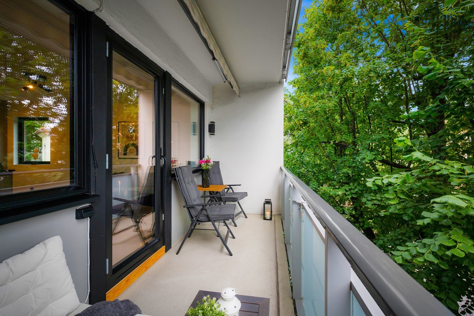 To solrike balkonger - Begge i støpt betong med epoxybelegg Galleribilde