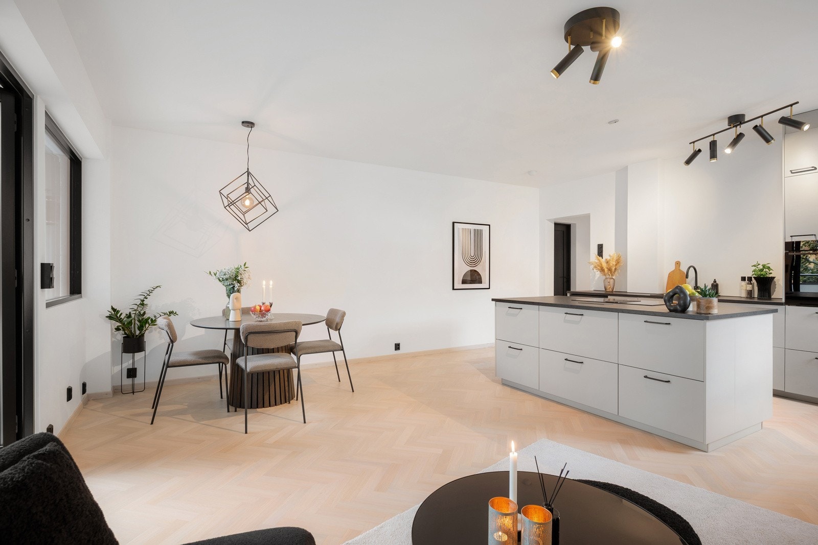 Stue, spisestue og kjøkken med lekker fiskebensparkett - Stilrent og gjennomgående utrykk, farge- og materialvalg Galleribilde