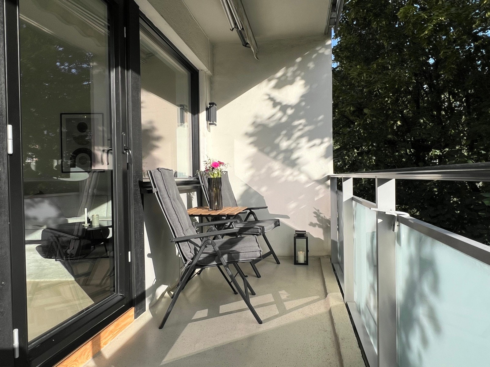 Det er to overbygde balkonger i leiligheten - Begge med svært gode solforhold - Denne har markise, belysning og el-uttak Galleribilde