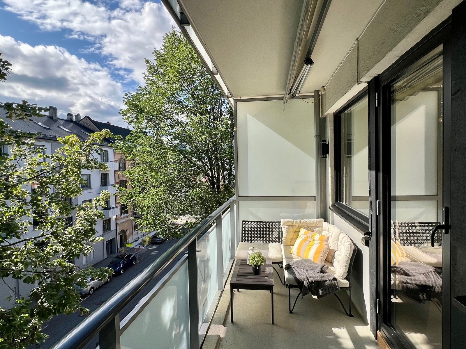 Stor sørvestvendt balkong - Leiligheten har to overbygde balkonger i leiligheten - Begge med svært gode solforhold - Denne har markise, belysning og el-uttak Galleribilde