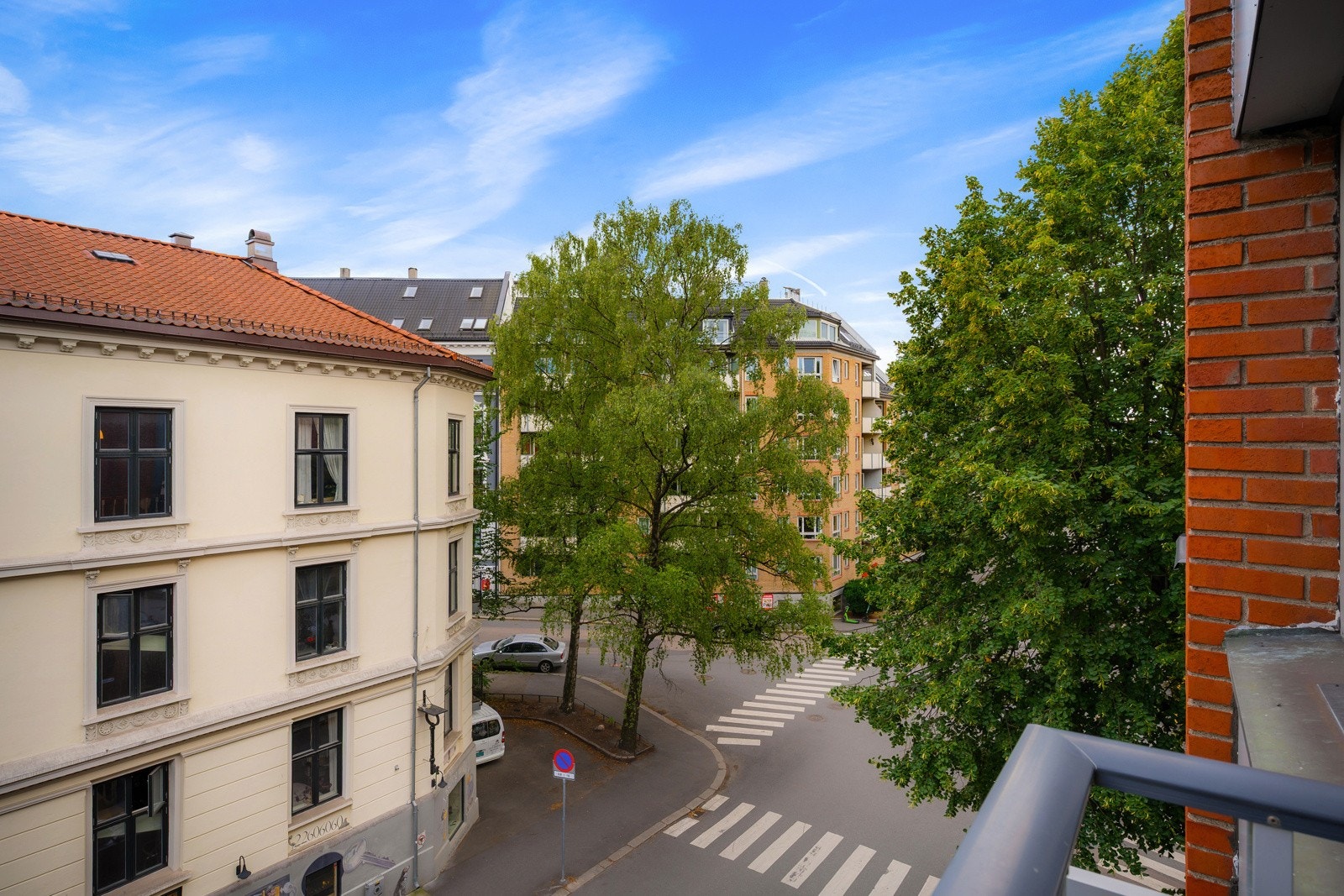 Meget populær og sentral beliggenhet på Majorstuen rett ved Vestkanttorget. Leiligheten ligger stille og tilbaketrukket til i et veletablert område, bestående av pene og klassiske bygårder Galleribilde