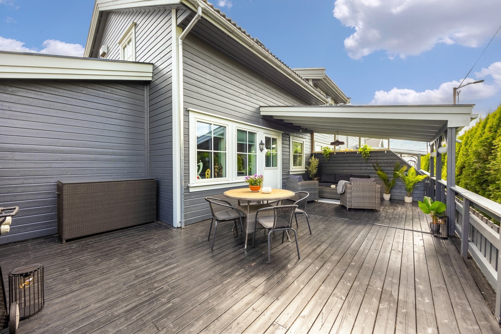 Fra stuen er det utgang til en stor nordvestvendt terrasse på hele 40 kvm, hvor man kan nyte late dager og sene kvelder i hyggelige omgivelser. Galleribilde