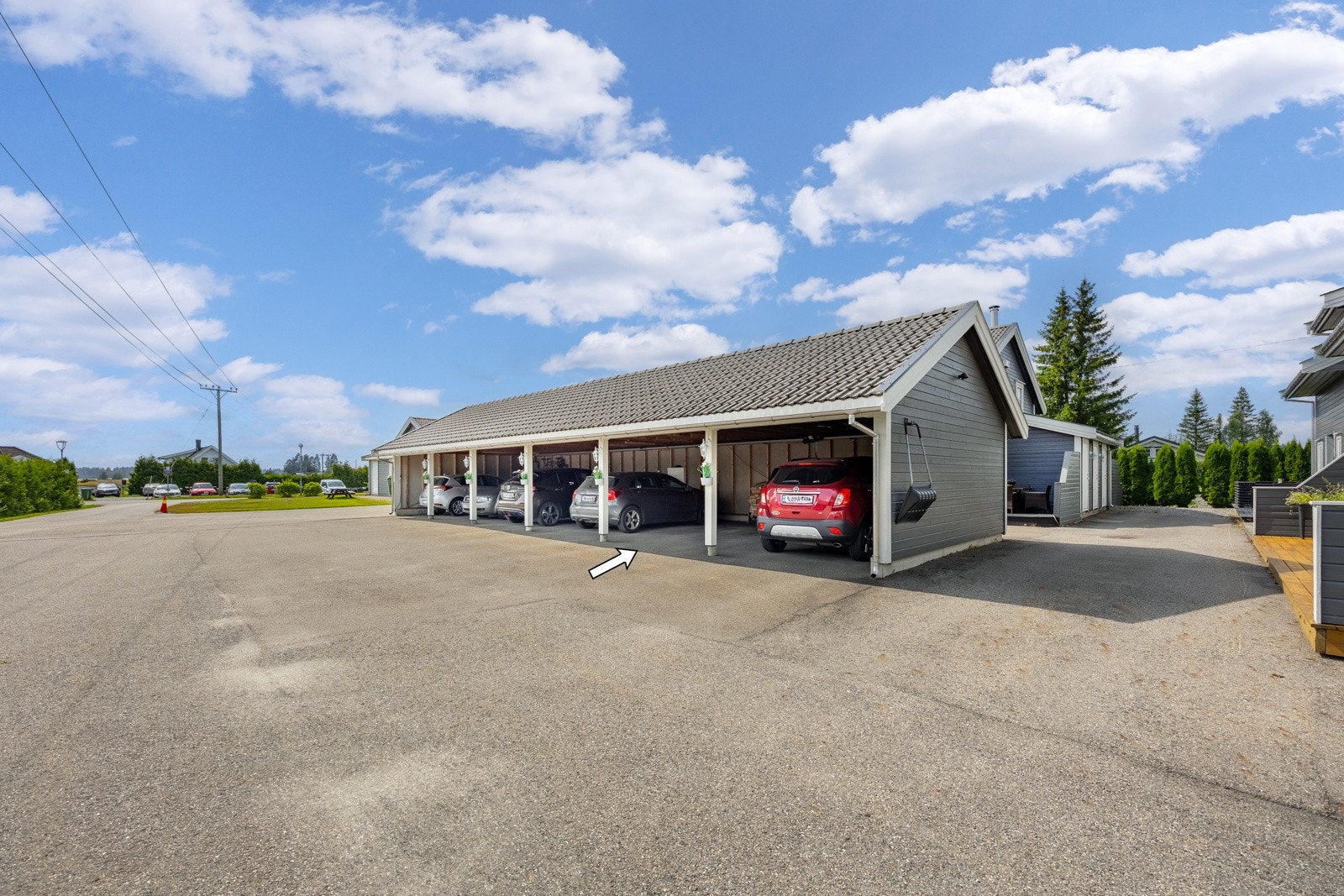 Boligen disponerer èn parkeringsplass i felles carport og èn biloppstillingsplass (nr. 10). Galleribilde