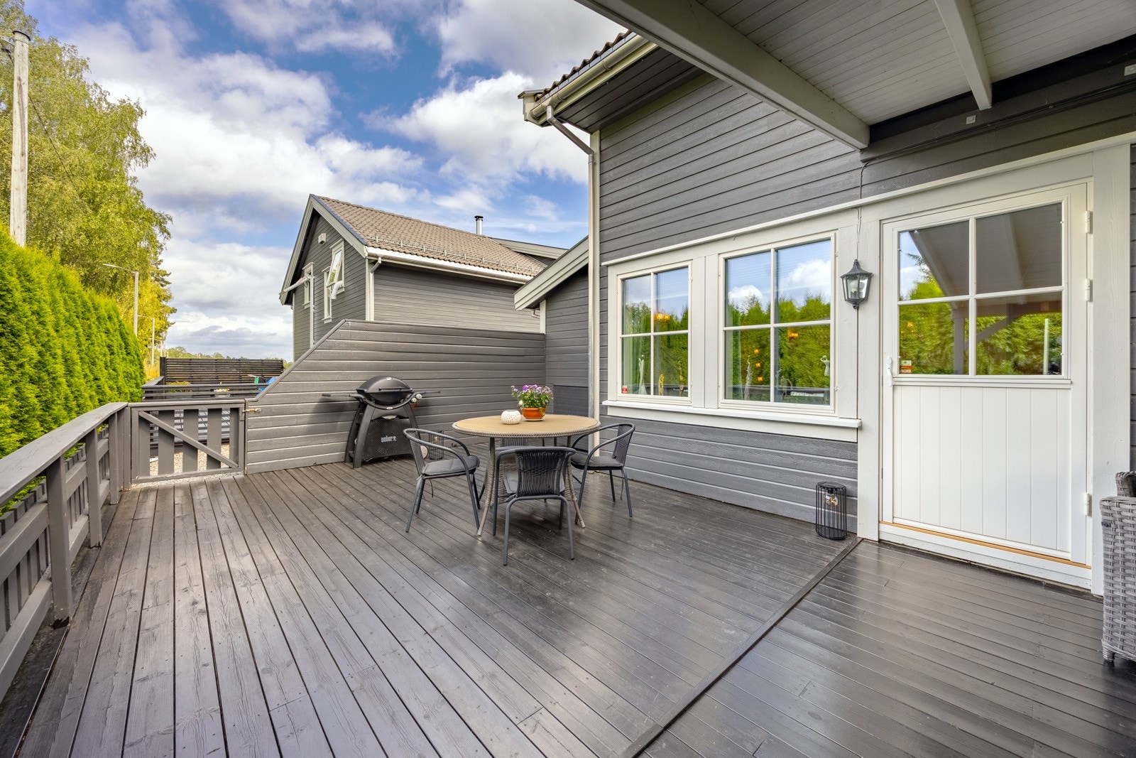 På terrassen er det god plass til flere sittegrupper og grill etter eget ønske. Deler av terrassen er overbygd med pergola. Galleribilde