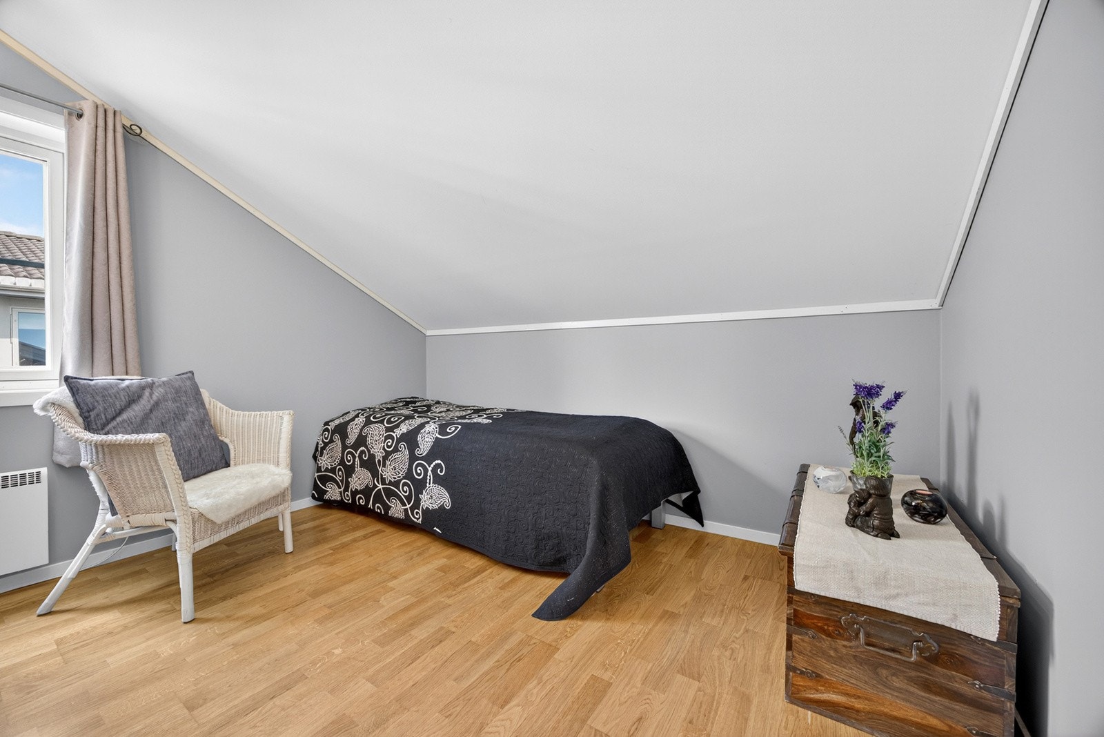 Soverom 3 har lysmalte slette overflater og trestavs parkett på gulv. Soverom 4 har lysmalte slette overflater og trestavs parkett på gulv. Galleribilde
