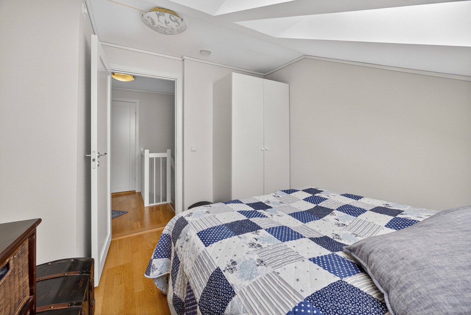 Fin avsatt plass til garderobe etter eget ønske og behov. Galleribilde
