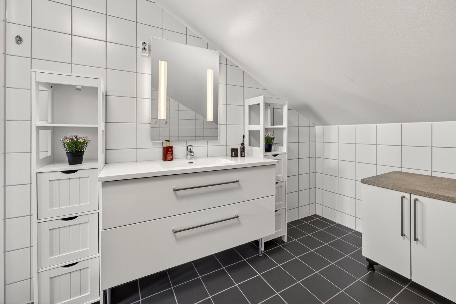 Delikat bad i 2. etasje, nytt i 2013. Badet har flislagte overflater og varmekabler i gulv. Galleribilde