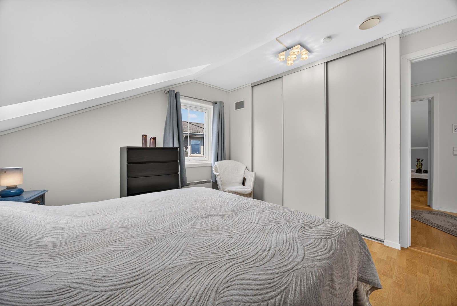 God plass til dobbeltseng med tilhørende nattbord på hver side, samt god lagringsplass i skyvedørsgarderobe. Galleribilde