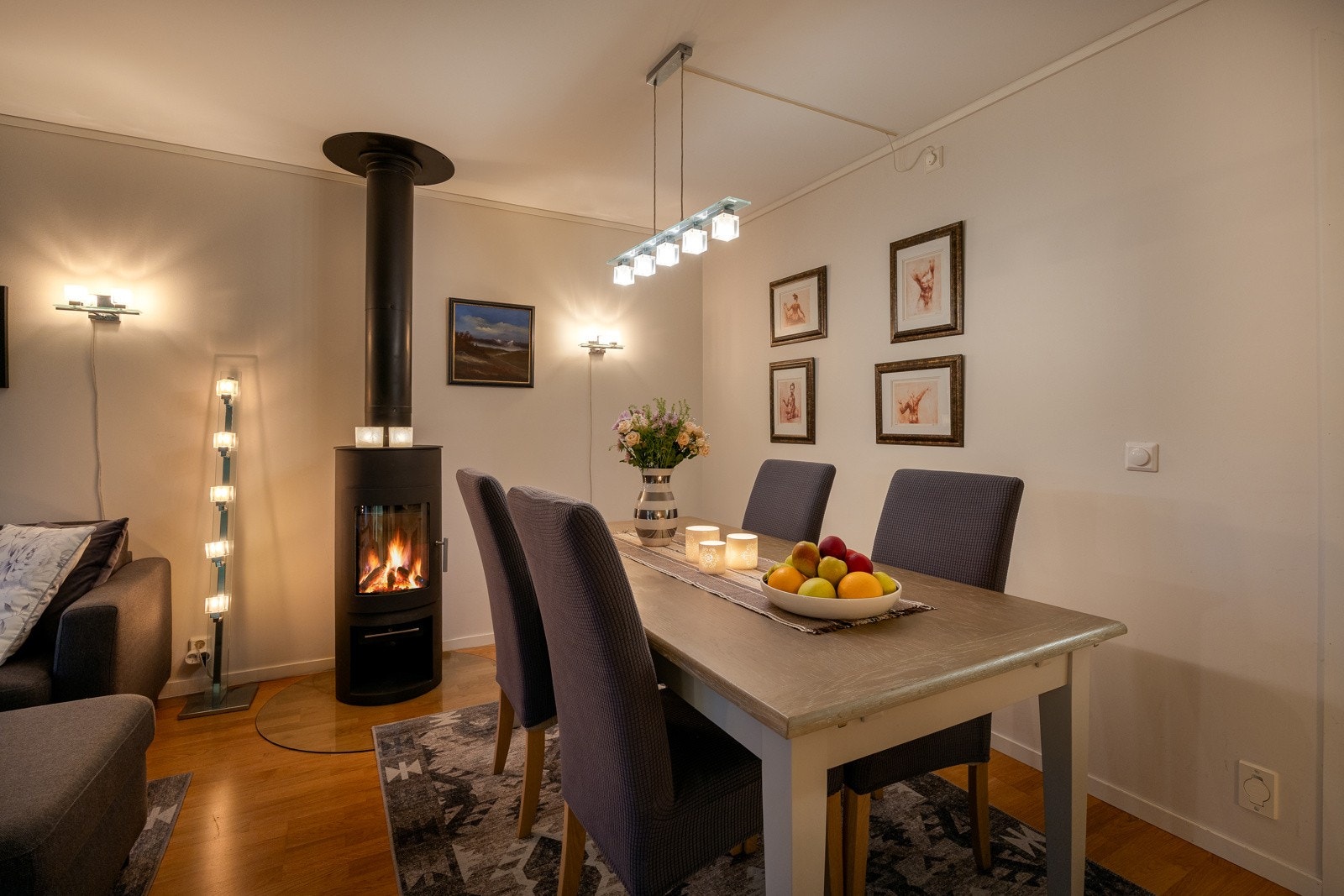I stuen er det god plass til sofaløsning med tilhørende møblement og en koselige spisestue. Galleribilde