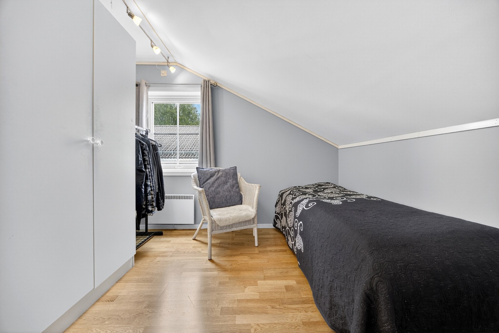 Fin avsatt plass til garderobe etter eget ønske og behov. Galleribilde
