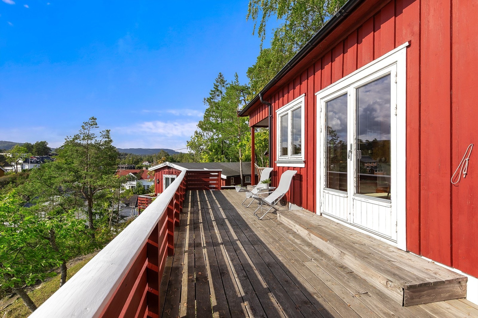 Stor terrasse med tilgang fra kjøkkenet. Galleribilde