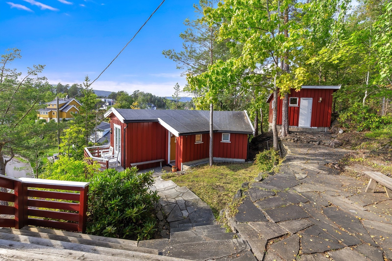 Koselig anneks med flott uteplass og utsikt. Galleribilde