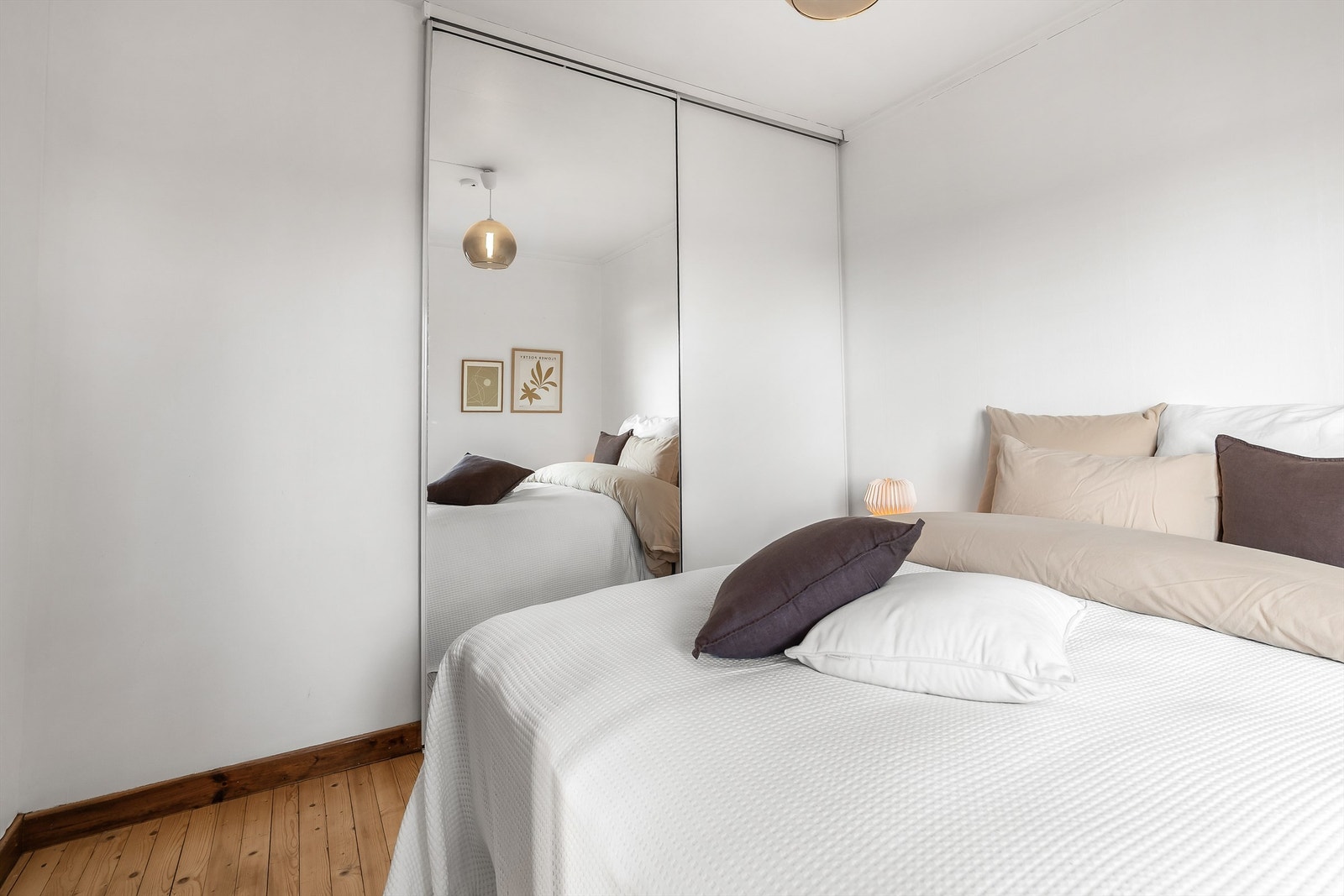 Boligen har 2 soverom. Hovedsoverommet er av god størrelse med plass til dobbeltseng. Integrert skyvedørsgarderobe. Galleribilde