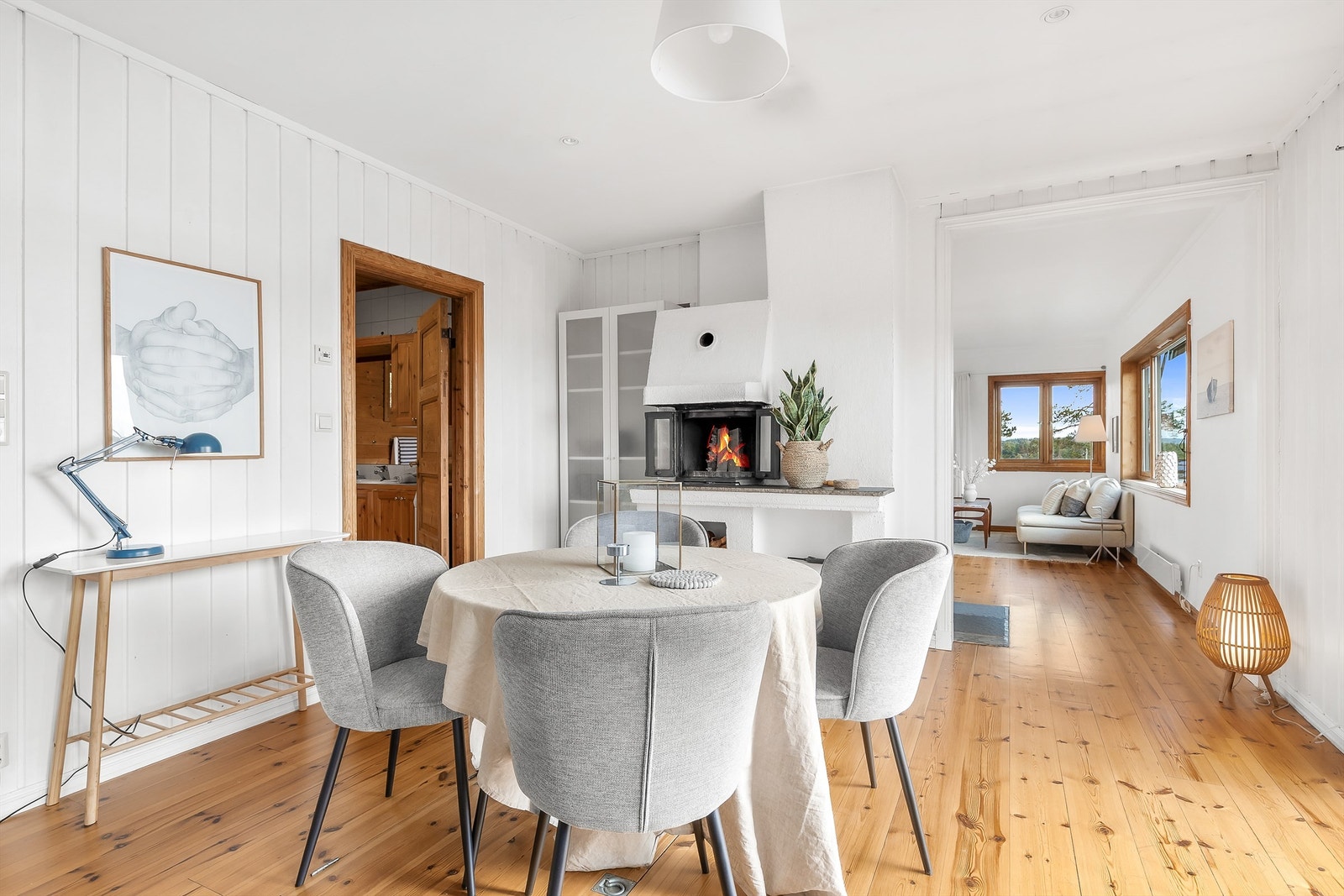 Kjøkkeninnredning fra 1997 opplyst av selger. Gulvflate belagt med gulvbord av heltre. Veggflater med malt panel. Himlingsflate med malt flate og downlights. Kjøkken med profilerte malte fronter. Peisovn. Galleribilde
