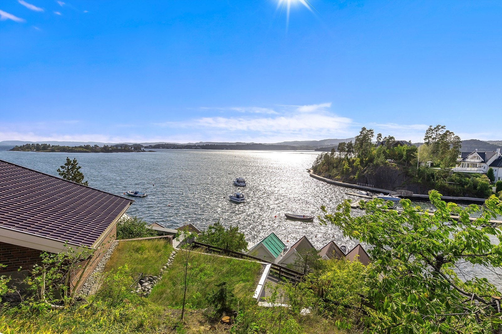 Panoramautsikt over sjøen fra egen terrasse. En perle med naturskjønn og rolig beliggenhet. Galleribilde