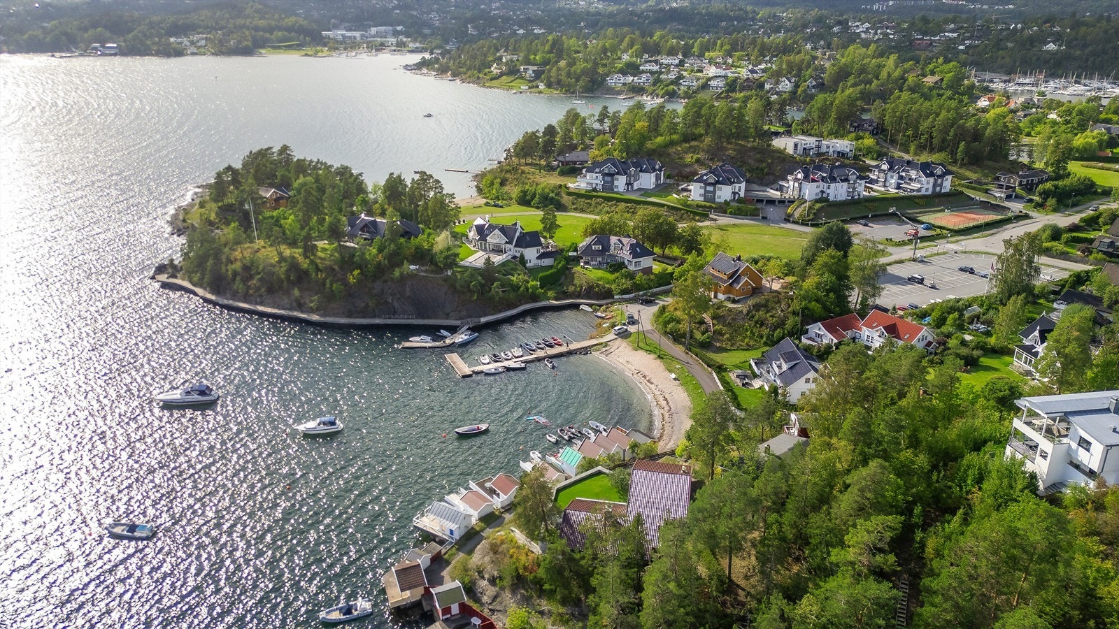 Området innbyr til båtliv og sommerhygge. Kun kort gange fra boligen finner du fine bademuligheter og båthavner. Området byr også på flotte jogge- og turmuligheter. Galleribilde