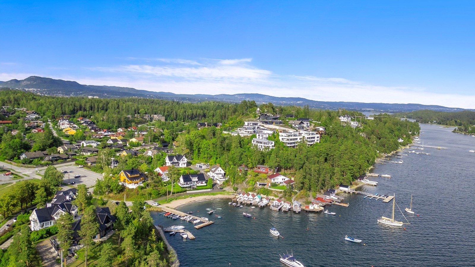 Ønsker du ytterligere servicetilbud byr Sandvika sentrum på shopping og byliv i varierte omgivelser, samt Sandvika Storsenter, ett av Norges største kjøpesentre. Galleribilde