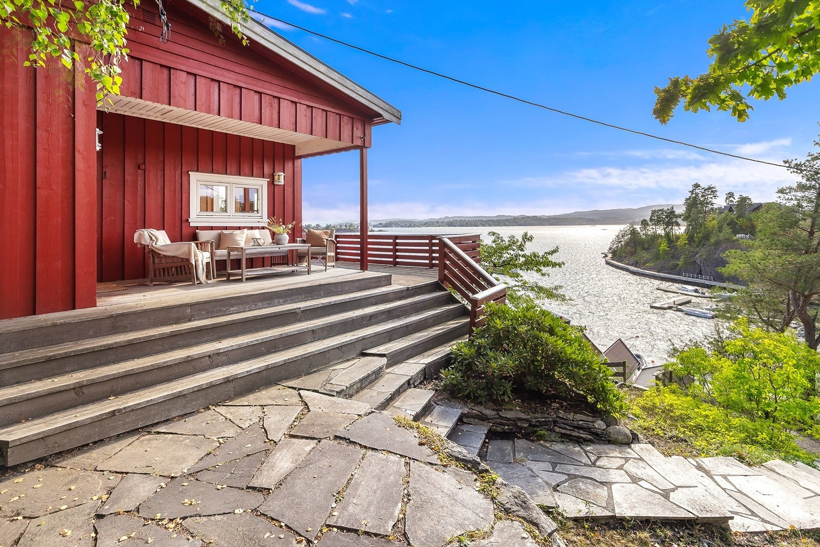 Koselig inngangsparti med fantastisk utsikt mot fjorden. Galleribilde